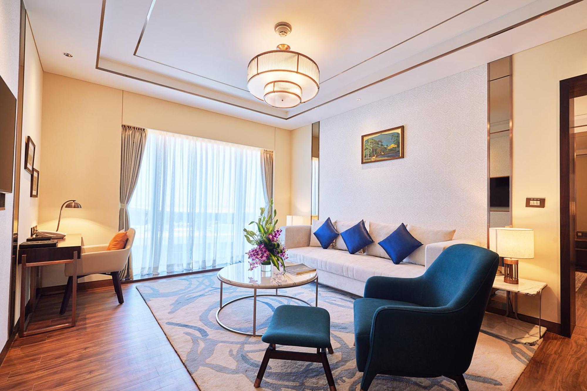فندق تاج بانجالور دافانهالي المظهر الخارجي الصورة Living room of a suite at the hotel